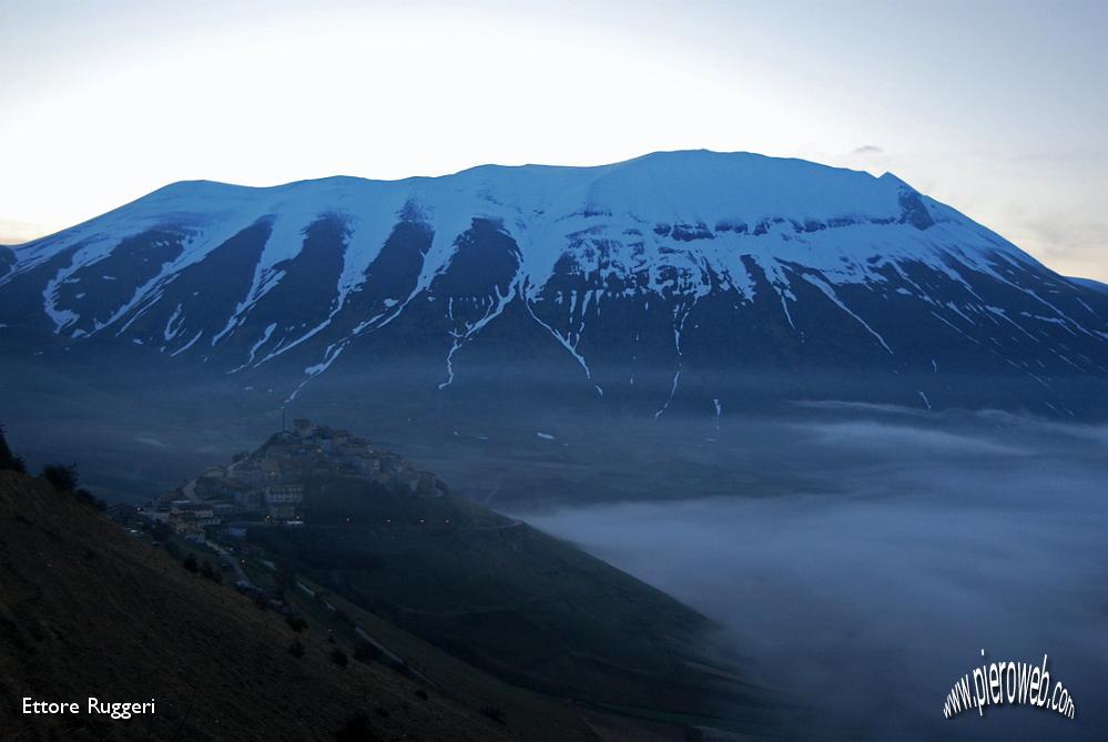 8 - il Monte Vettore all'alba.JPG